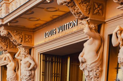 Marlon Teixeira y Louis Vuitton firman la portada más viral del otoño: El triunfo del papel en la era digital